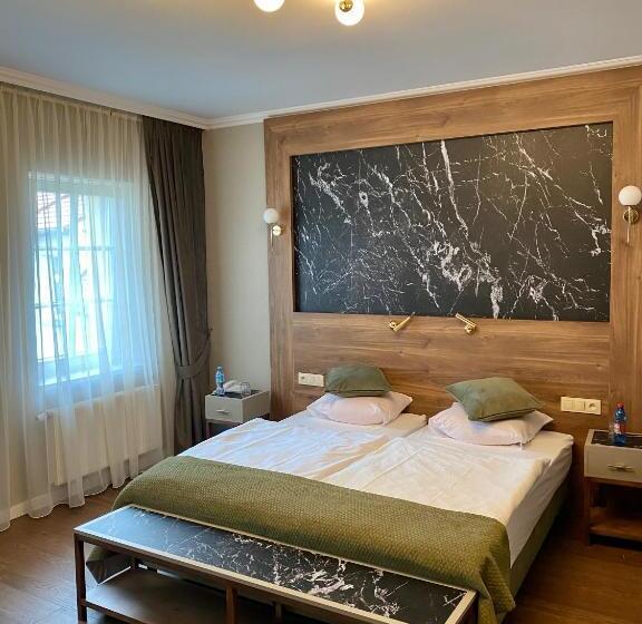 Pensjonat   Restauracja żółty Domek