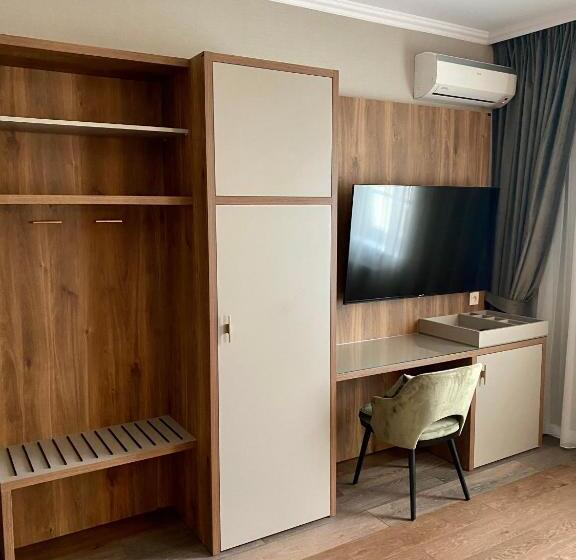 Pensjonat   Restauracja żółty Domek