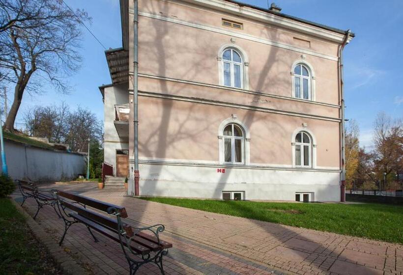 Schronisko Młodzieżowe Ptsm Matecznik