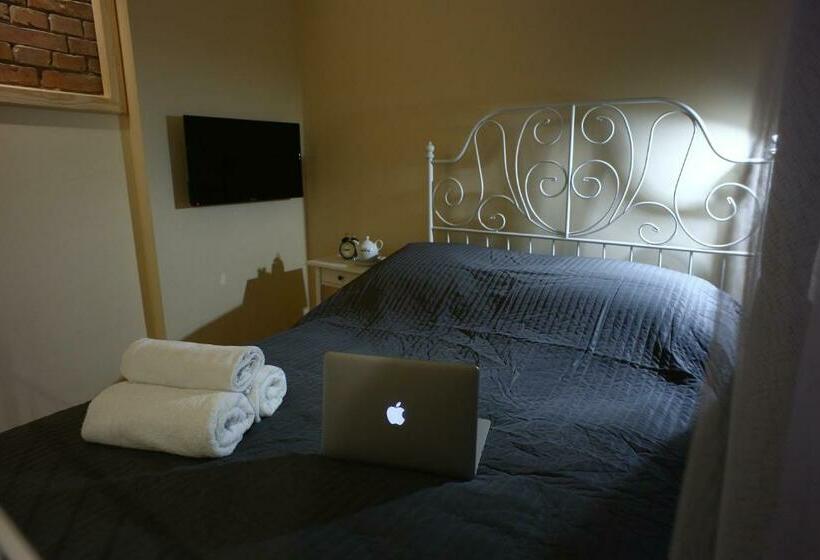 Ground Floor By Rentoom