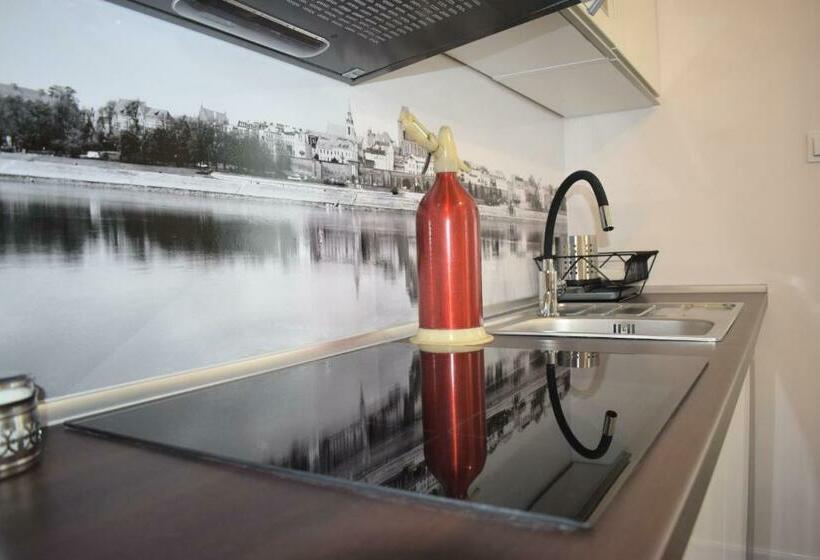 Ground Floor By Rentoom