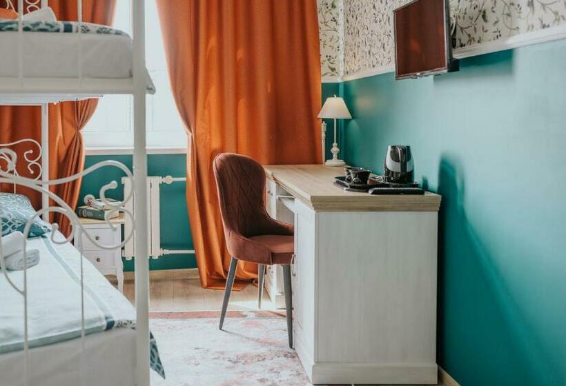 Hostel Night O'clock