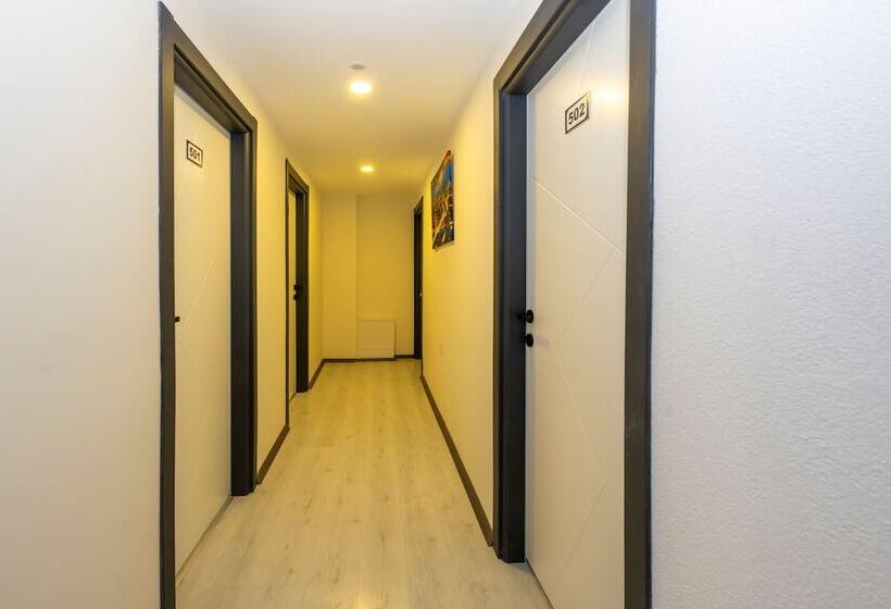 Отель Gloria Airport