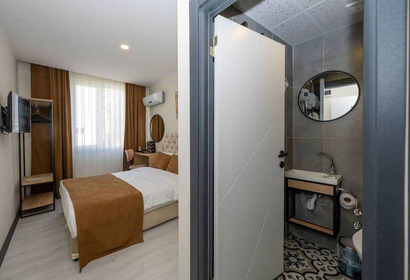 Отель Gloria Airport