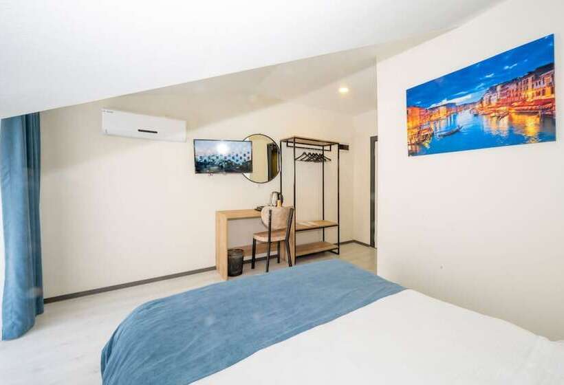 Отель Gloria Airport