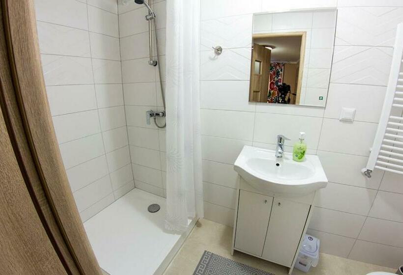 펜션 Noclegi Pokoje Gościnne Kwatery Pracownicze Dobranocka