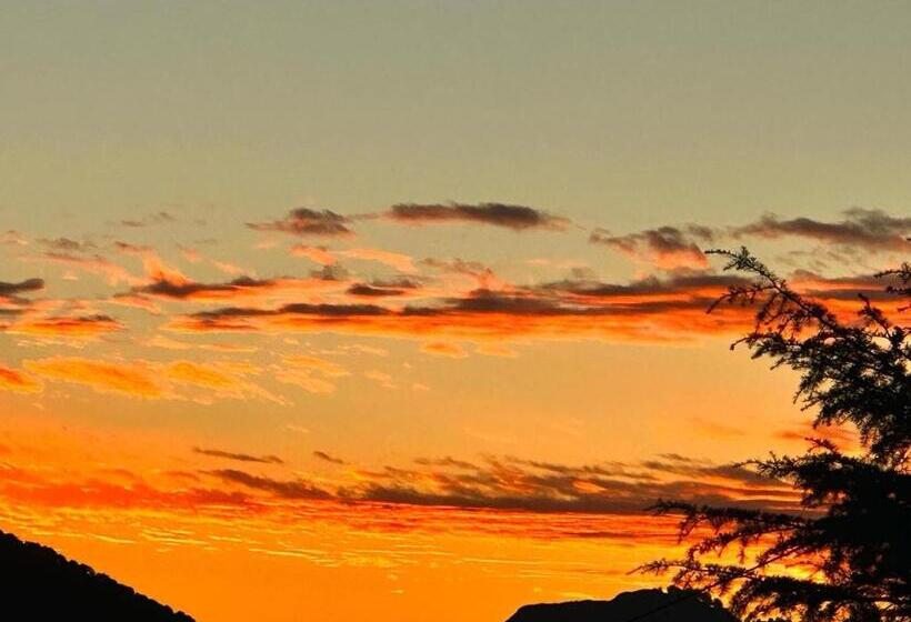 ホテル Instaview Kanatal