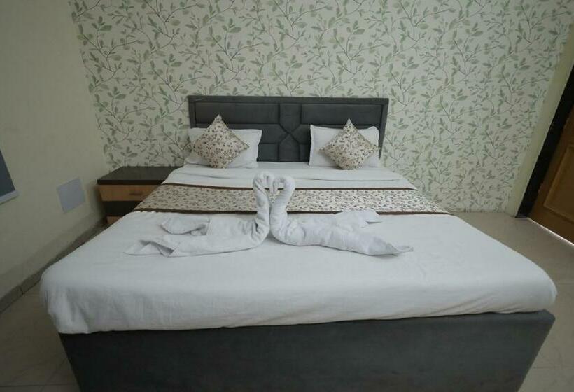 בית מלון כפרי Mukund Dham Near Mathura Railway Station