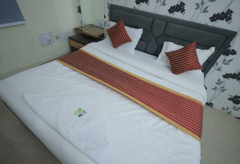 בית מלון כפרי Mukund Dham Near Mathura Railway Station