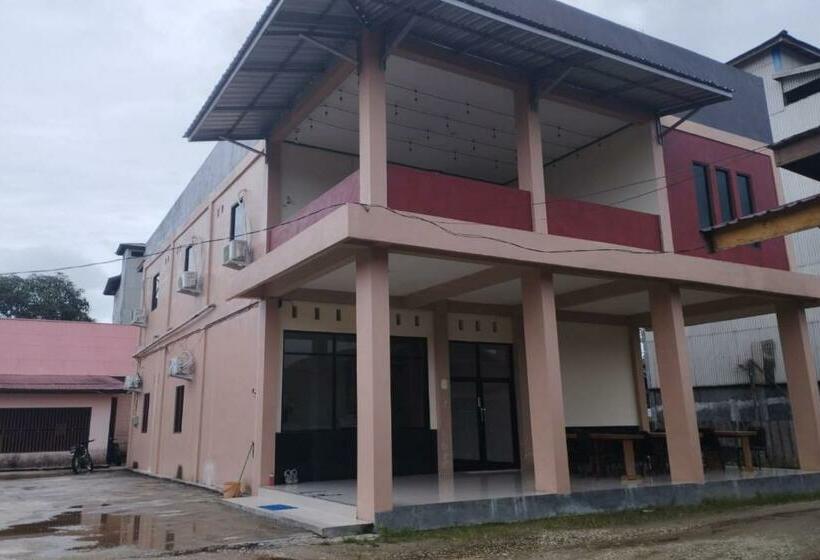 ホテル Oyo 92243 Fanilly Guest House Marabahan