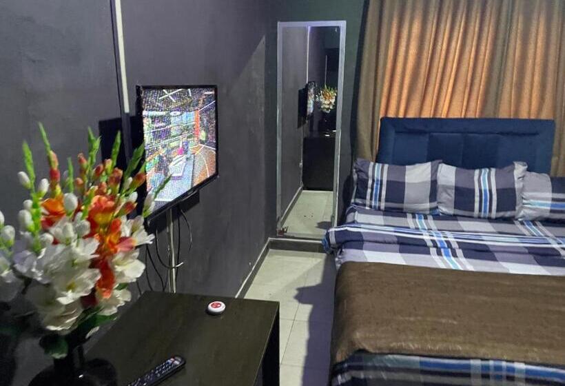 Отель Suite Subzero