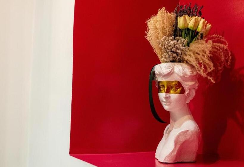 هتل Xenia Luxurys