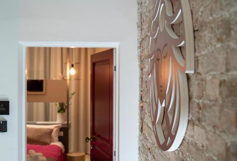 هتل Xenia Luxurys