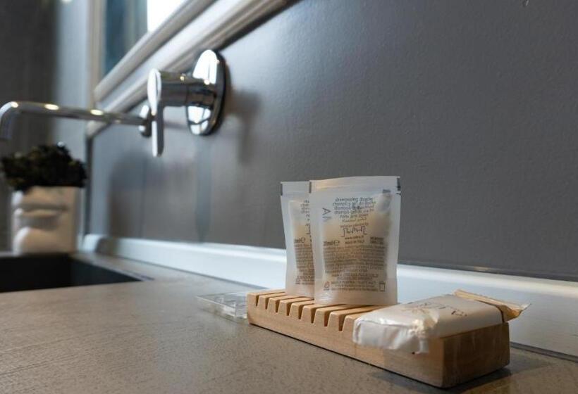 هتل Xenia Luxurys