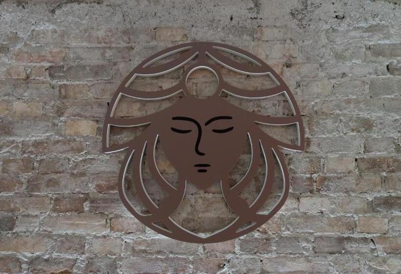 هتل Xenia Luxurys