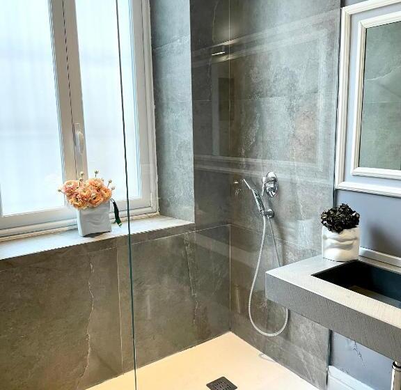 هتل Xenia Luxurys