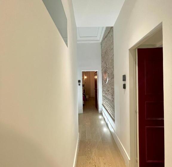 هتل Xenia Luxurys