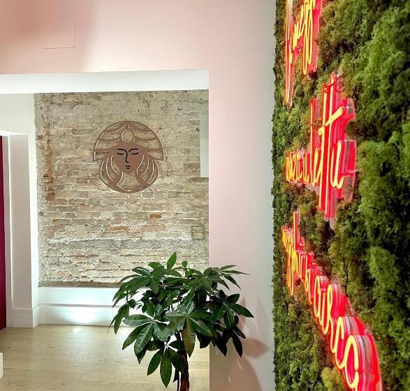 هتل Xenia Luxurys