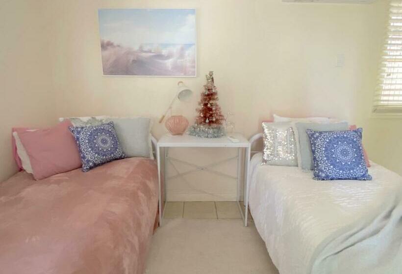 פנסיון Cosy Haven For Females Only Or Females & Child/ren