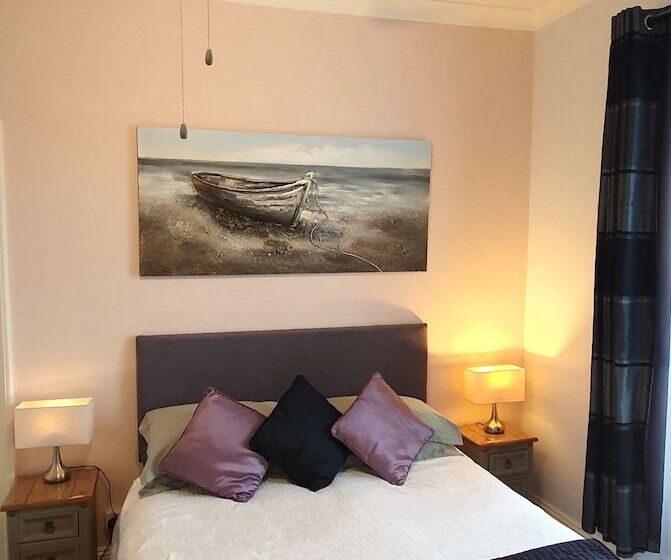 פנסיון Midway Guest House