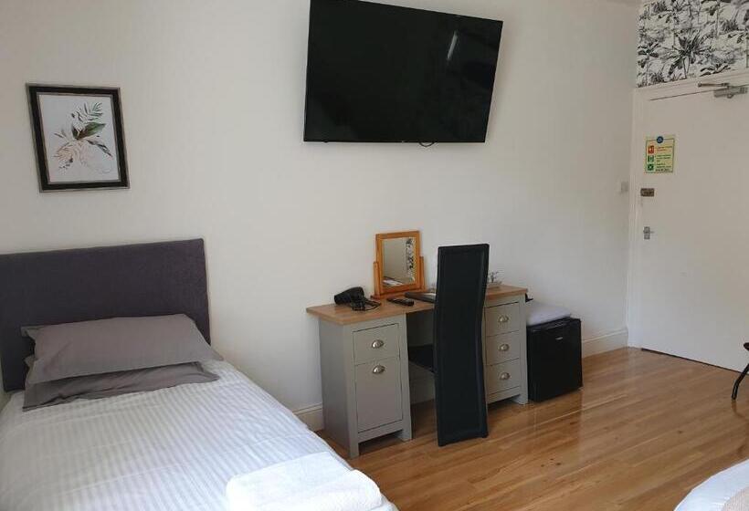 פנסיון Midway Guest House