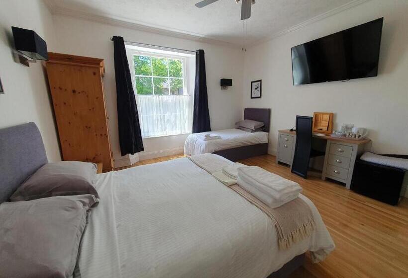 פנסיון Midway Guest House