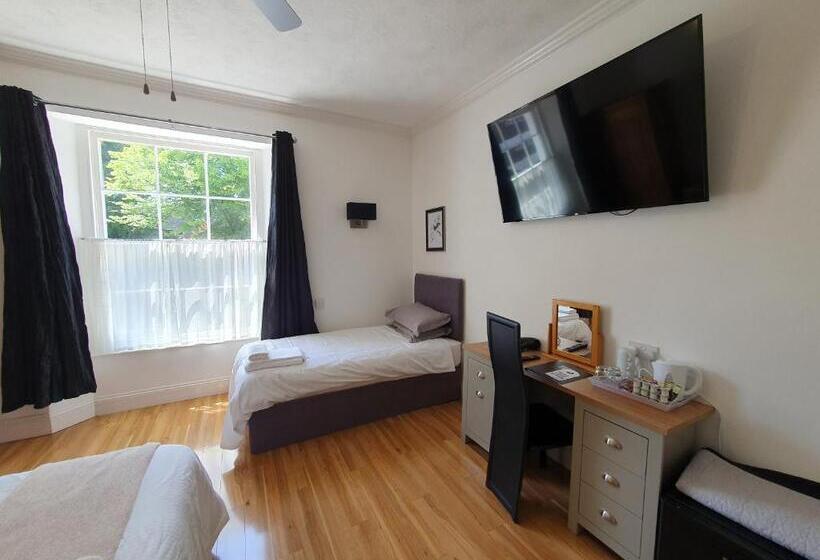 פנסיון Midway Guest House