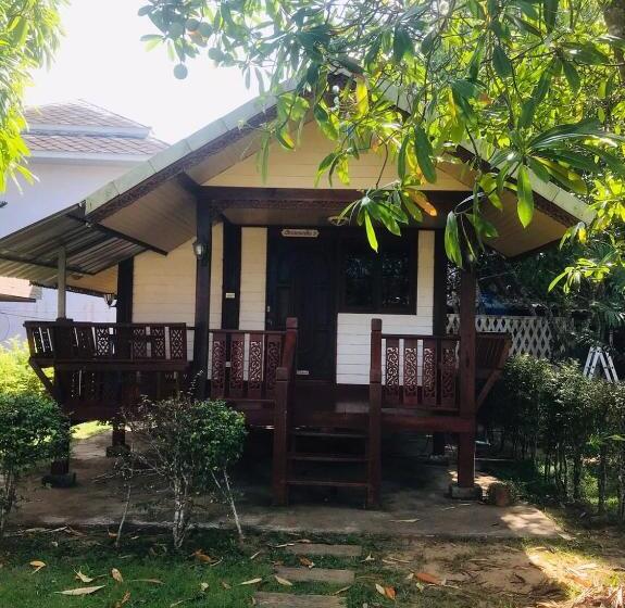 Bed and Breakfast นุชจนาถรีสอร์ท วังน้ำเขียว