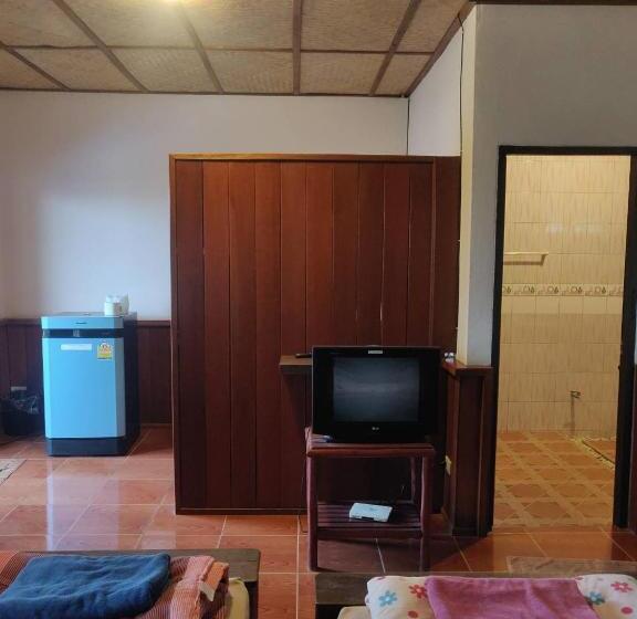 Bed and Breakfast นุชจนาถรีสอร์ท วังน้ำเขียว