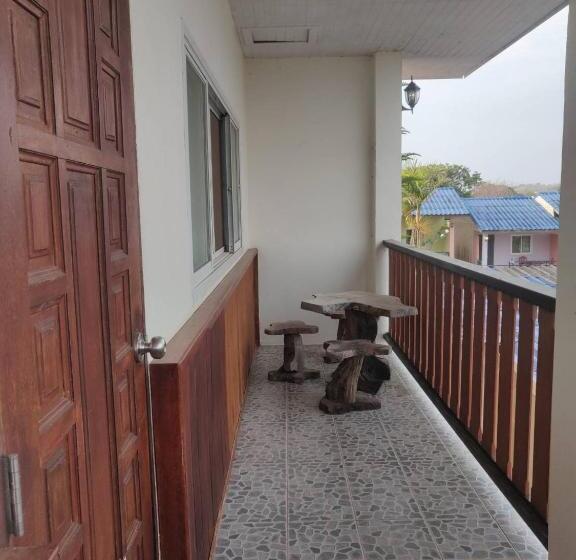 Bed and Breakfast นุชจนาถรีสอร์ท วังน้ำเขียว