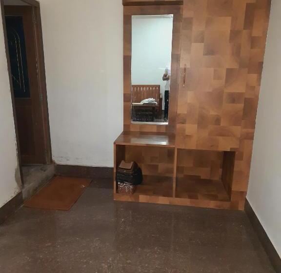 هتل Knight Inn Airport