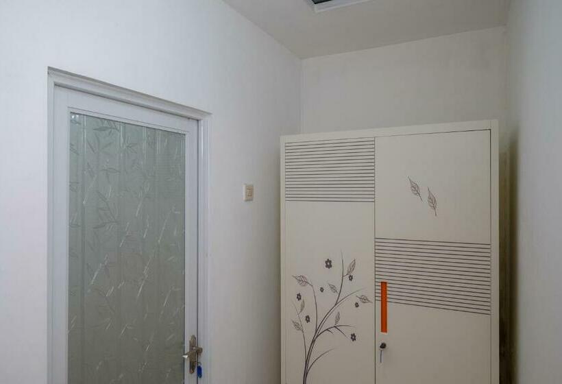 Отель Koolkost Syariah Near Luwes Gentan Park