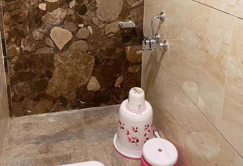 فندق Oyo 80756 Pardesi