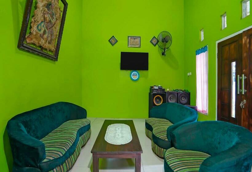 בית מלון כפרי Spot On 92202 Kost Auto Syariah Anggaswangi