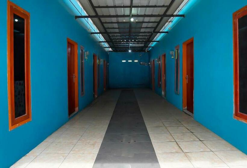 בית מלון כפרי Spot On 92202 Kost Auto Syariah Anggaswangi