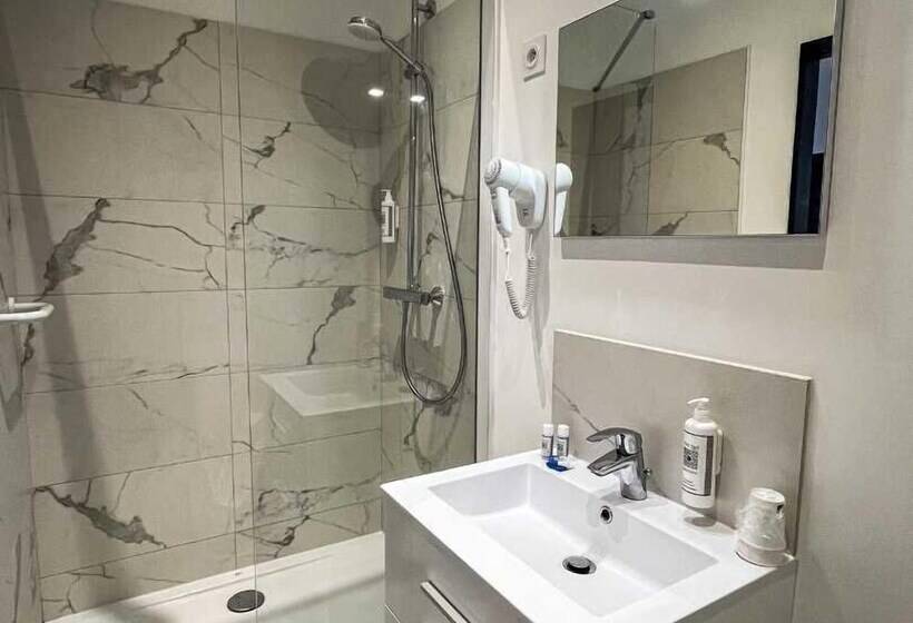 Le Central Hotel Bar Restaurant