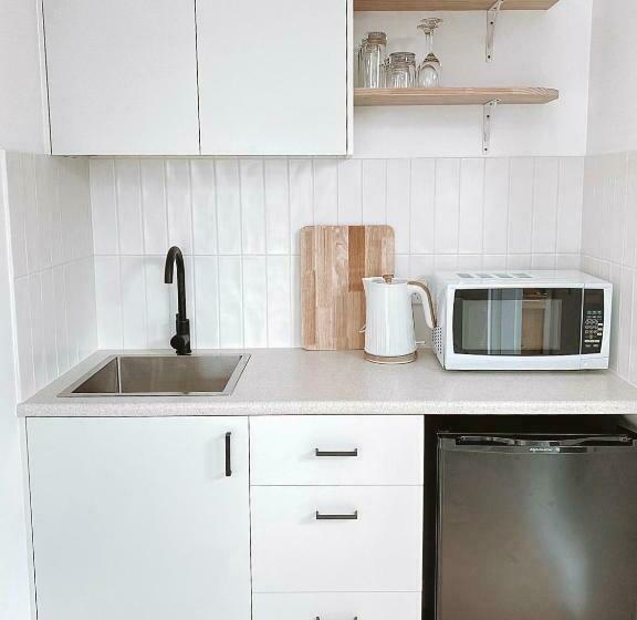 ペンション The Hideaway   Guest House