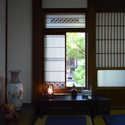 פנסיון Zokuijinkan Guesthouse 続異人館