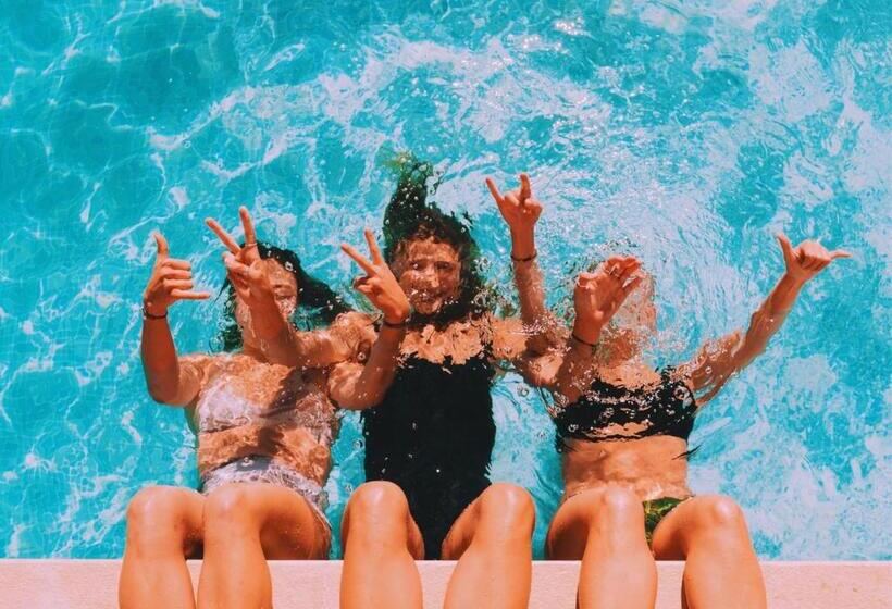 فندق صغير Cliff Surf House