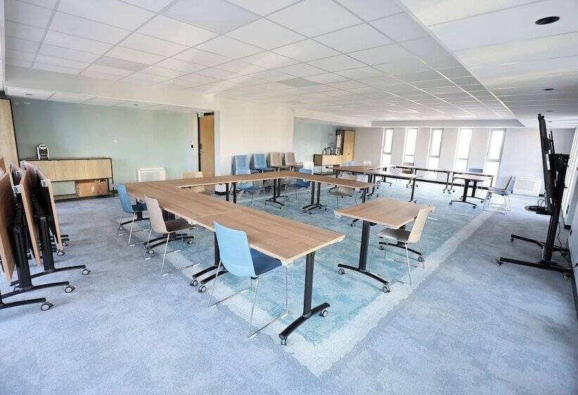 בית מלון כפרי Ibis Bourgoin Jallieu Medipole