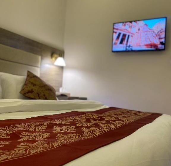 هتل Petra Oleander