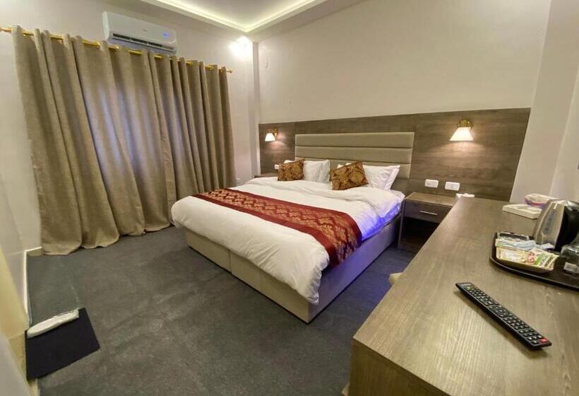 هتل Petra Oleander