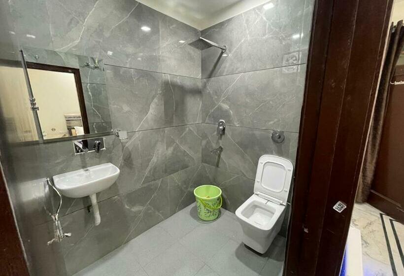 펜션 Homestay Comforts 500m From Amritsar Airport