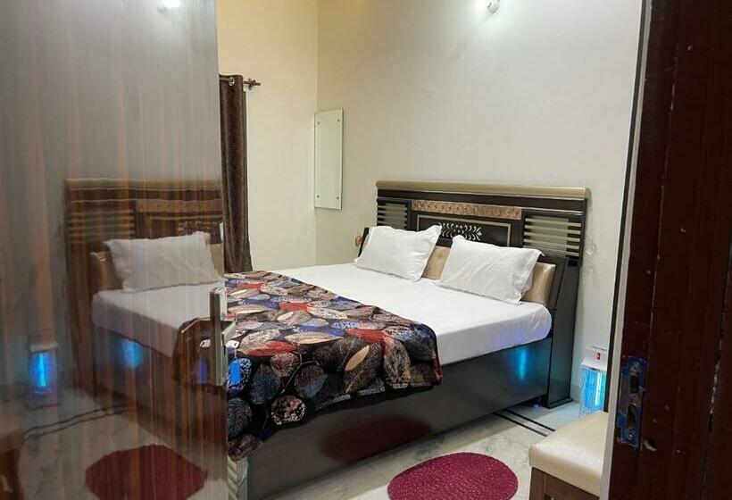 펜션 Homestay Comforts 500m From Amritsar Airport