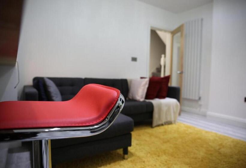 ペンション Rostron House