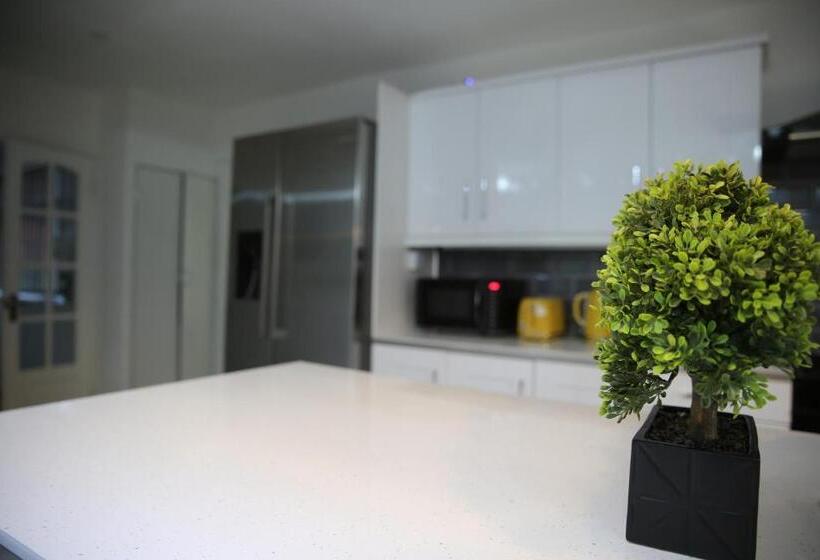 ペンション Rostron House