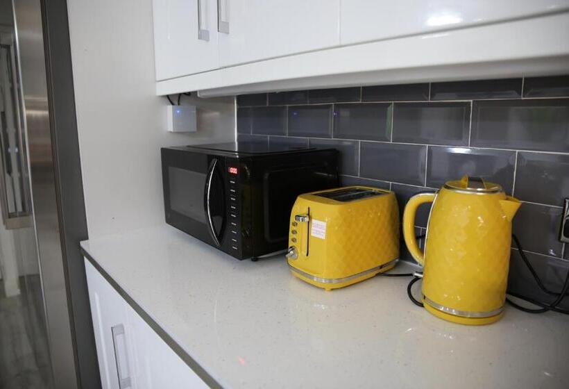 ペンション Rostron House