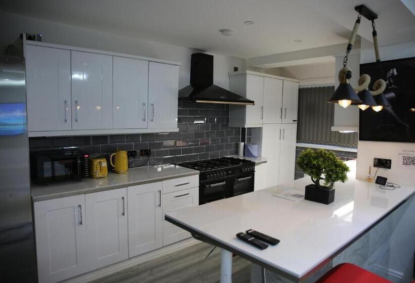 ペンション Rostron House