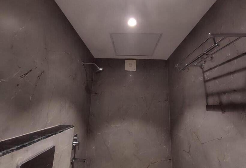 Staymaker Hotel Mohan Palace