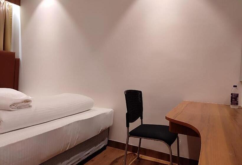 Staymaker Hotel Mohan Palace